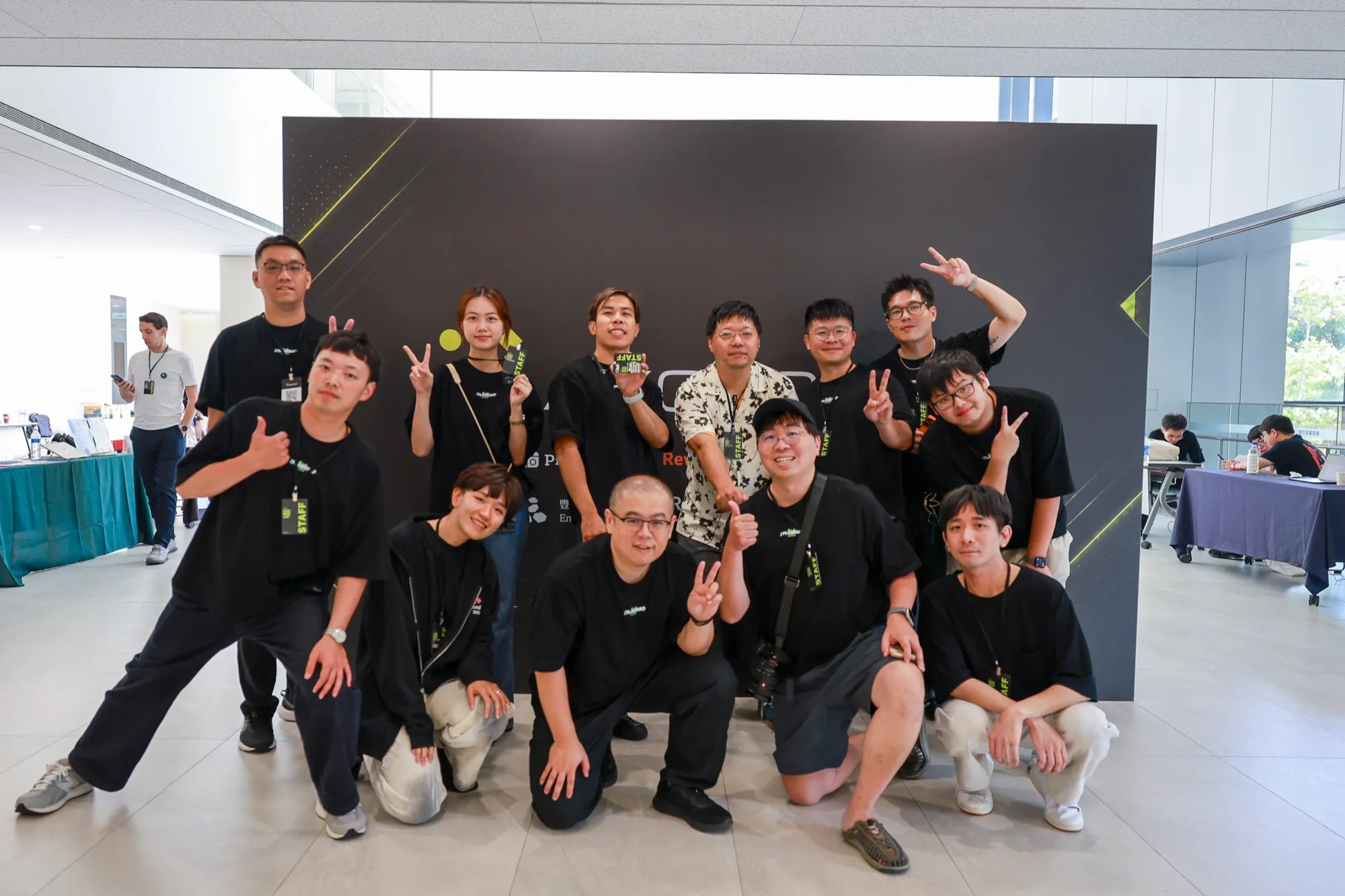 一群不同角色的工作人員輕鬆有活力地合照