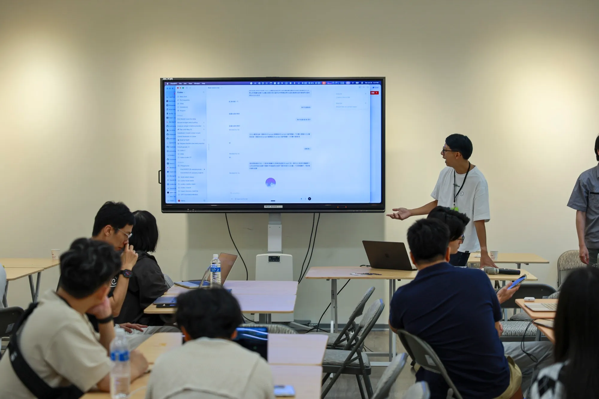 iPlayground 2026 Day 1 小型實作場次中，帶領者展示 AI 開發工具並與參與者討論