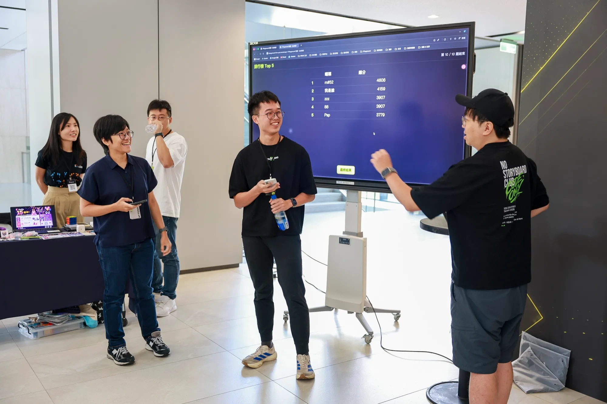 iPlayground 2026 Day 2 多位參與者在互動螢幕旁一起遊戲並開心交流